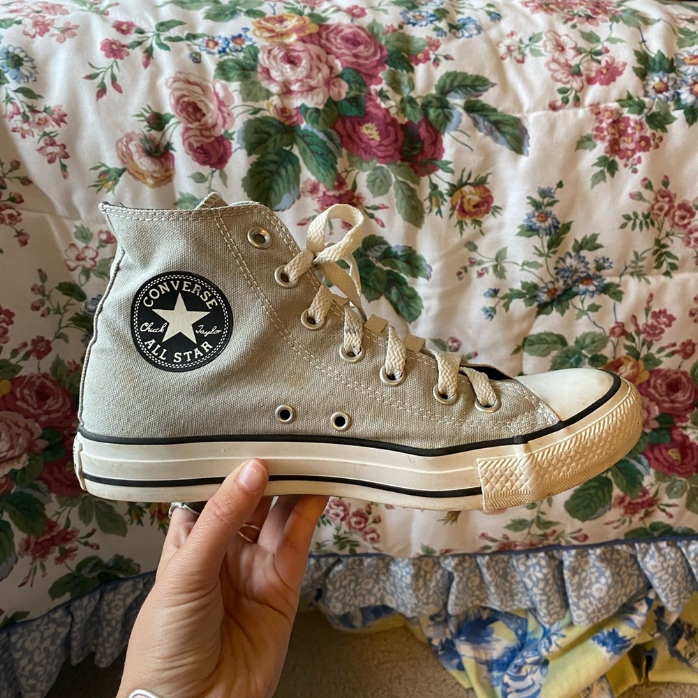women’s 8 high top converse!